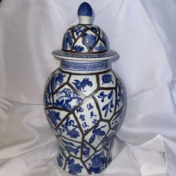Chinese Blue and White Lidded Jar Hand Painted with Floral and Leaf - Picture 5 of 11